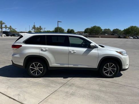 Used 2019 Toyota Highlander XLE FWD image 3