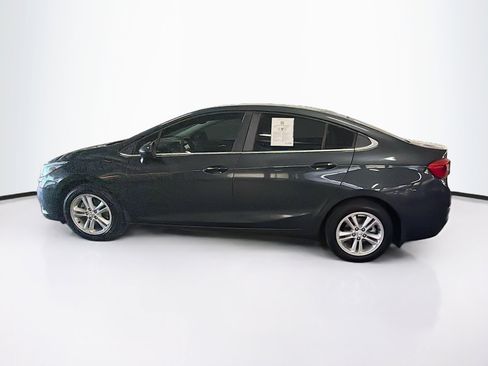 Used 2018 Chevrolet Cruze LT w/ Convenience Package FWD image 4