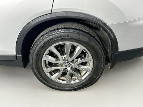 Used 2017 Nissan Rogue SV w/ SV Premium Package FWD image 11