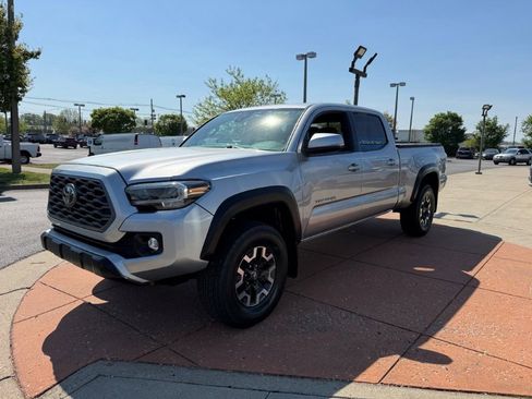 Used 2023 Toyota Tacoma TRD Off-Road w/ TRD Premium Off Road Package AWD/4WD image 3