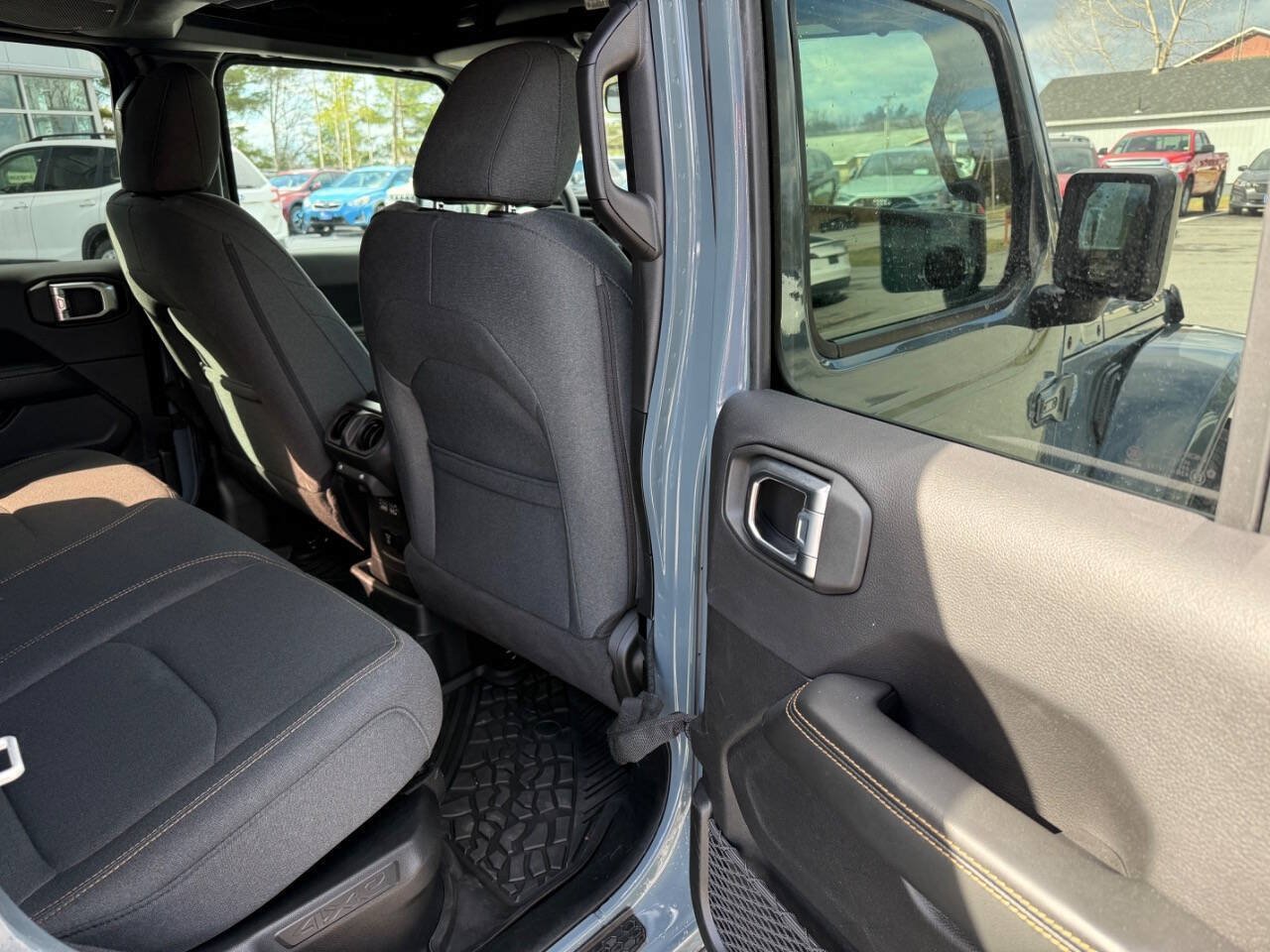 Used 2024 Jeep Wrangler Unlimited Sahara AWD/4WD image 15