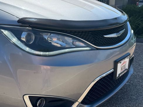 Used 2020 Chrysler Pacifica Limited image 2