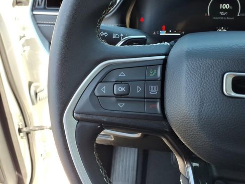 Used 2023 Jeep Grand Cherokee Laredo image 18