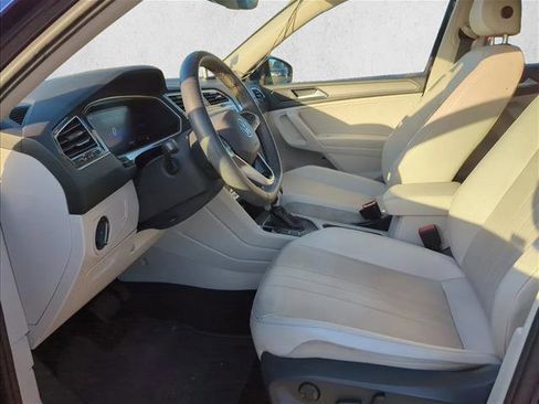 Used 2023 Volkswagen Tiguan SE w/ Panoramic Sunroof Package image 9