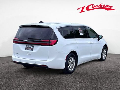 Used 2024 Chrysler Pacifica Touring-L FWD image 7