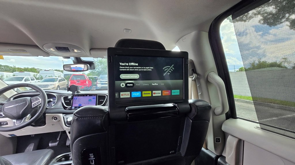 Used 2022 Chrysler Pacifica Touring-L w/ Uconnect Theater Family Group FWD image 9