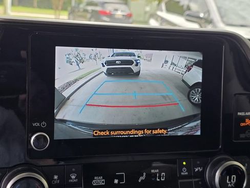 Used 2023 Toyota Highlander XLE FWD image 17
