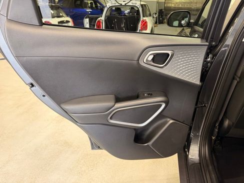 Used 2025 Kia Soul LX w/ LX Technology Package FWD image 20