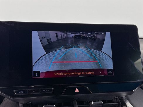 Used 2023 Toyota Venza XLE image 15