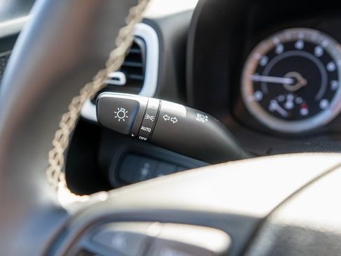 Used 2022 Hyundai Venue Limited image 20