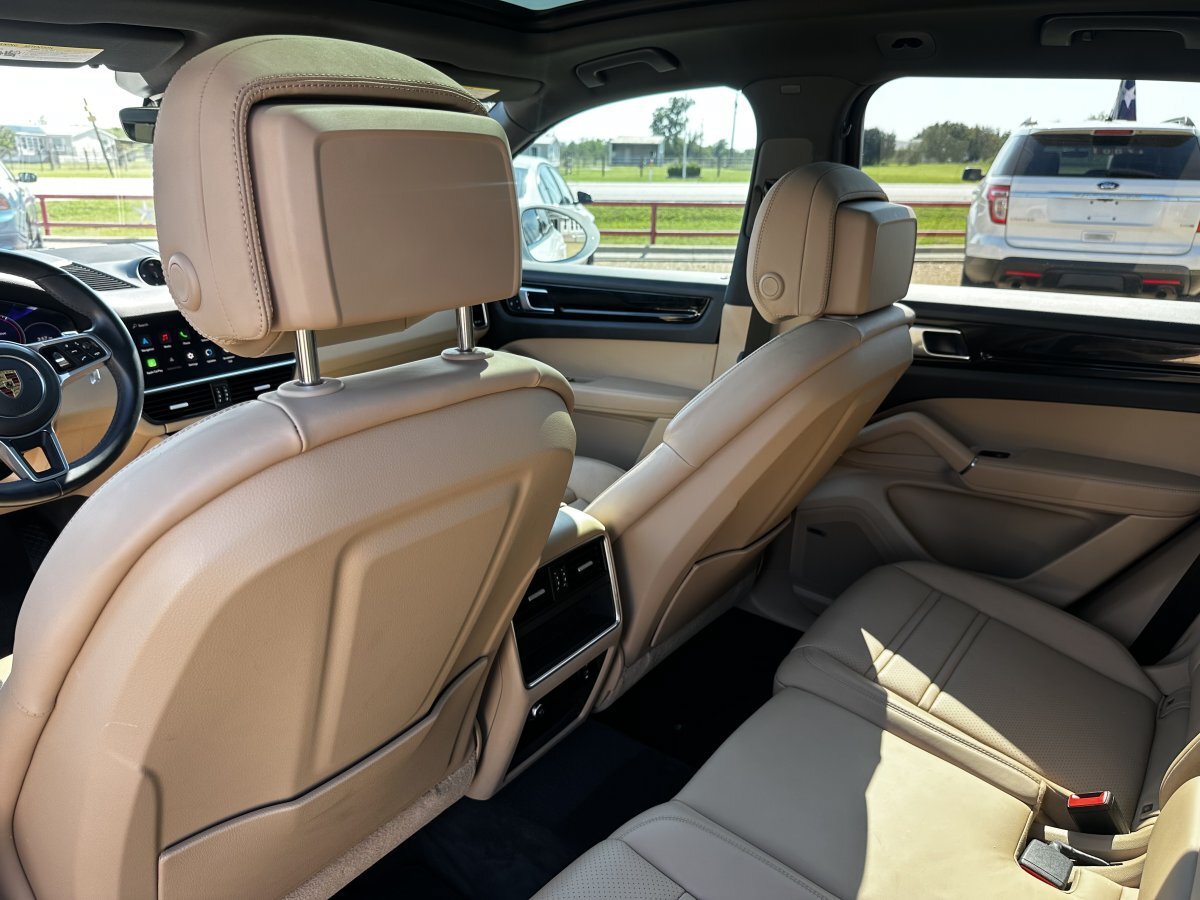 Used 2022 Porsche Cayenne Platinum Edition AWD/4WD image 28