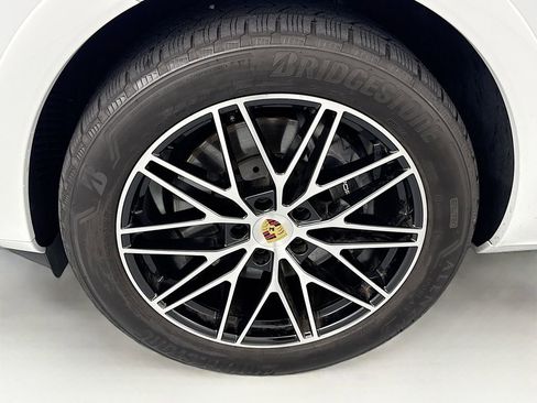 Used 2024 Porsche Cayenne Coupe AWD/4WD image 32