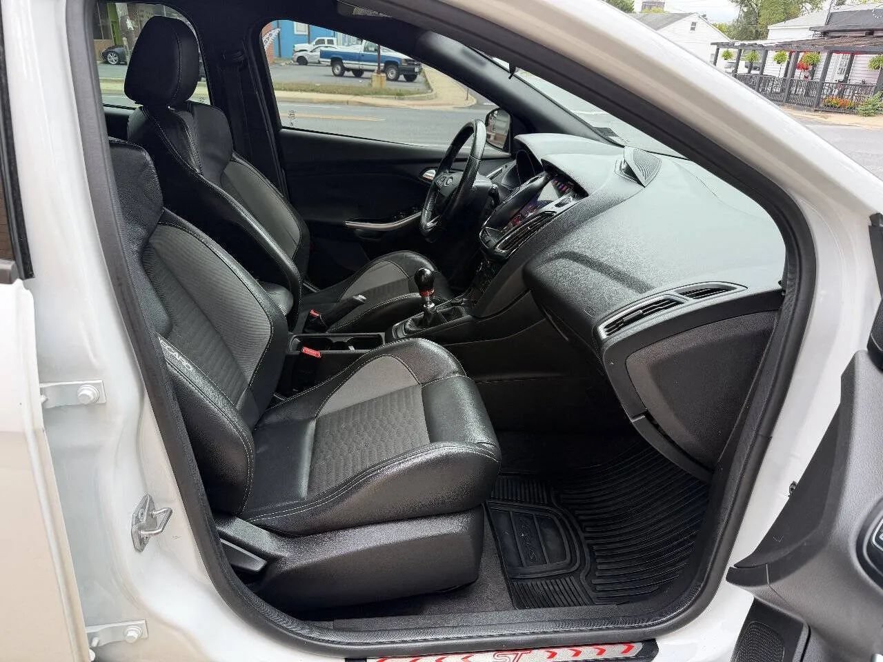 Used 2018 Ford Focus ST w/ Equipment Group 401A FWD image 18