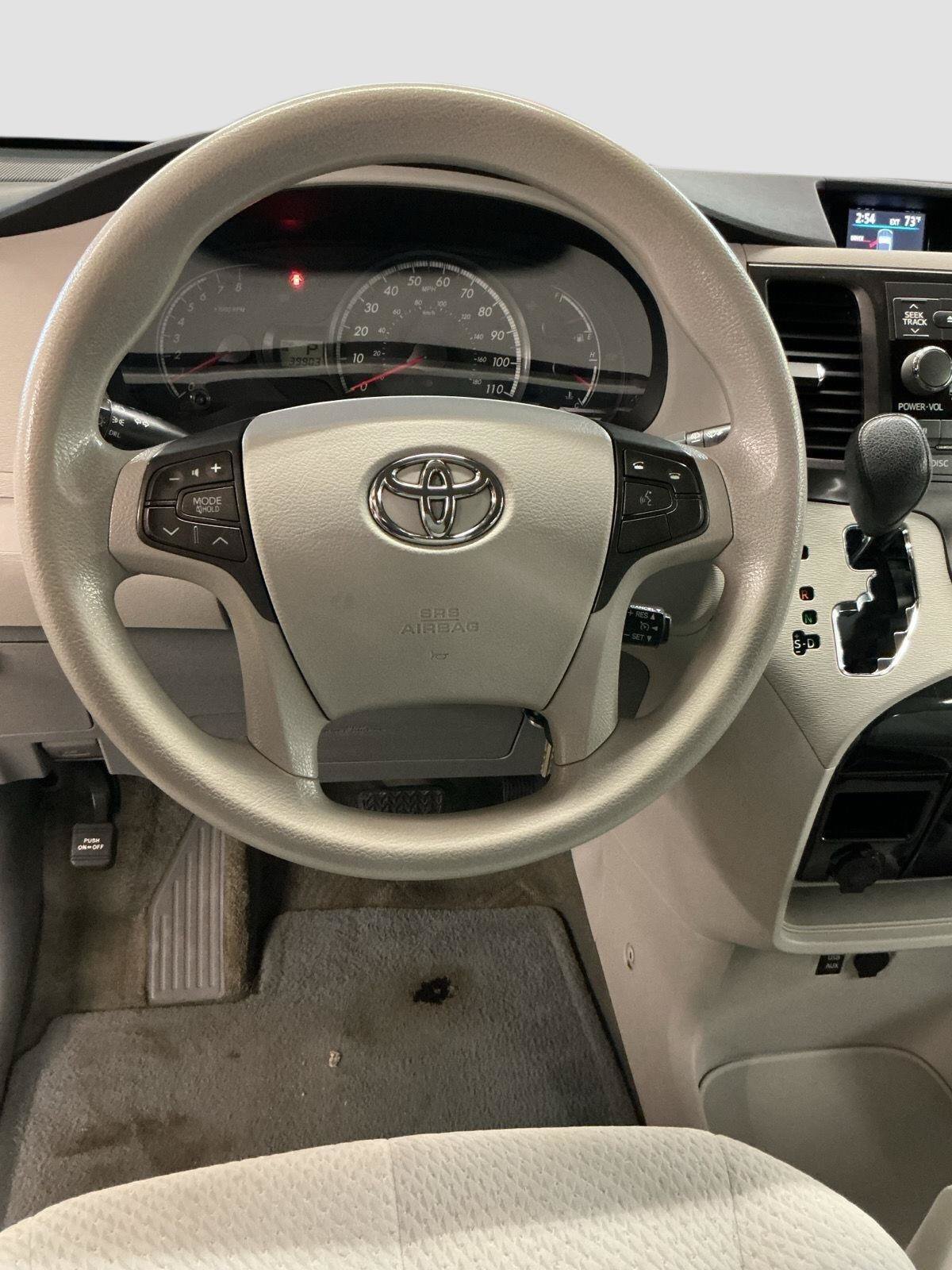 Used 2011 Toyota Sienna LE w/ Towing Pkg FWD image 16