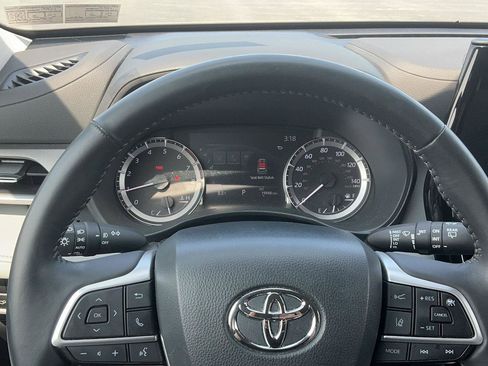 Used 2023 Toyota Highlander LE AWD/4WD image 20