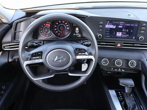 Used 2021 Hyundai Elantra SE image 16