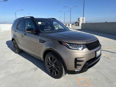 Used 2017 Land Rover Discovery HSE image 2