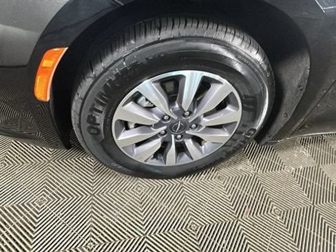 Used 2023 Chrysler Pacifica Touring-L FWD image 9