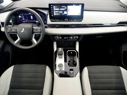 Used 2025 Mitsubishi Outlander SE image 17