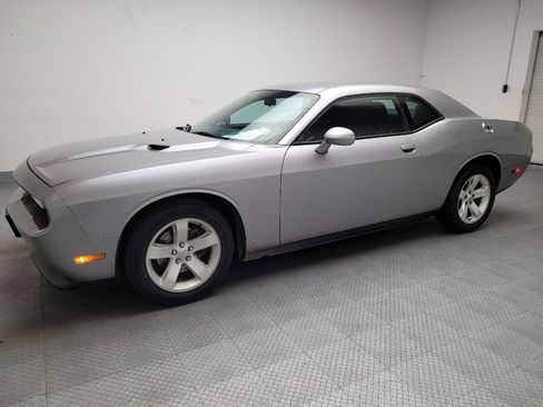Used 2014 Dodge Challenger SXT image 2