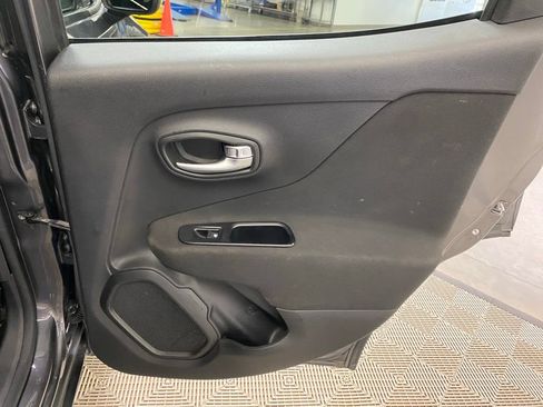 Used 2019 Jeep Renegade Latitude w/ Cold Weather Group AWD/4WD image 17