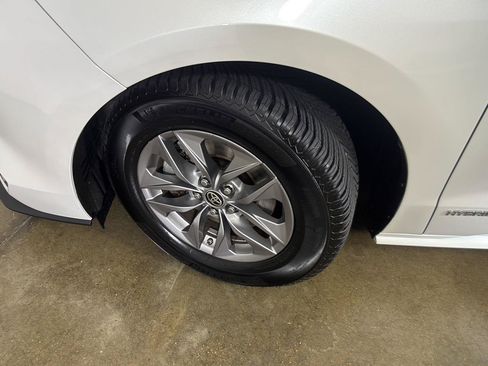 Used 2021 Toyota Sienna XLE FWD image 5