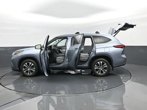 Used 2023 Toyota Highlander XLE AWD/4WD image 35