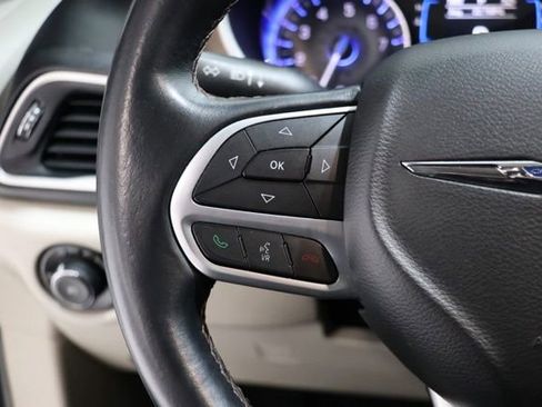 Used 2017 Chrysler Pacifica Touring-L FWD image 19