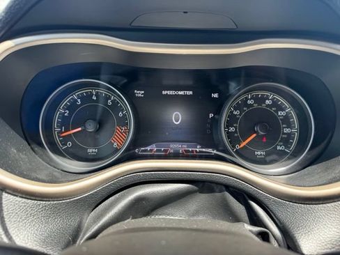 Used 2015 Jeep Cherokee Limited w/ Luxury Group AWD/4WD image 18