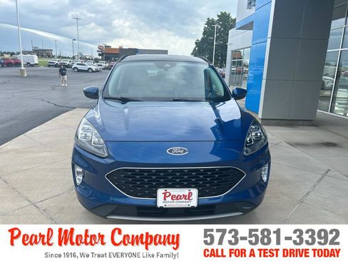 Used 2022 Ford Escape Titanium image 2