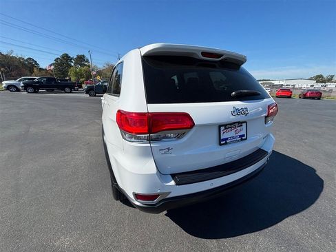 Used 2018 Jeep Grand Cherokee Laredo image 4