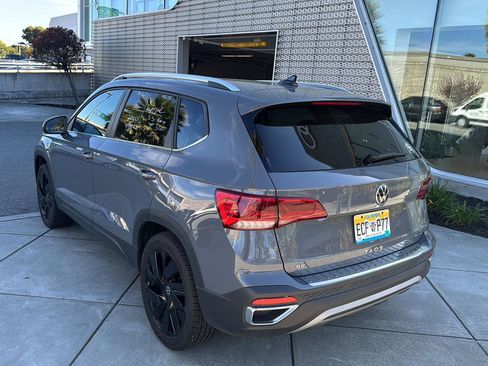 Used 2023 Volkswagen Taos SE w/ Black Wheel Package image 8