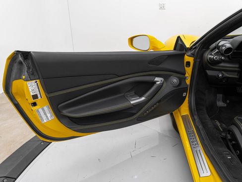 Certified 2021 Ferrari F8 Tributo RWD image 18