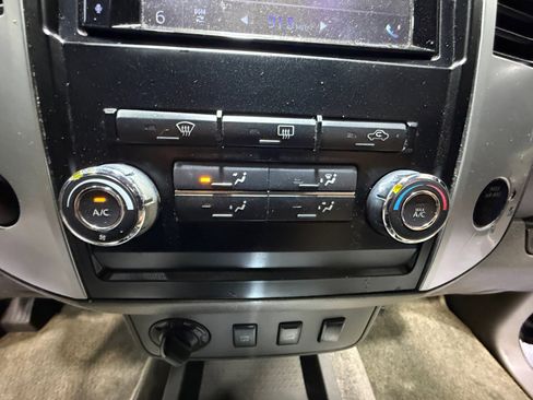 Used 2010 Nissan Frontier SE image 12