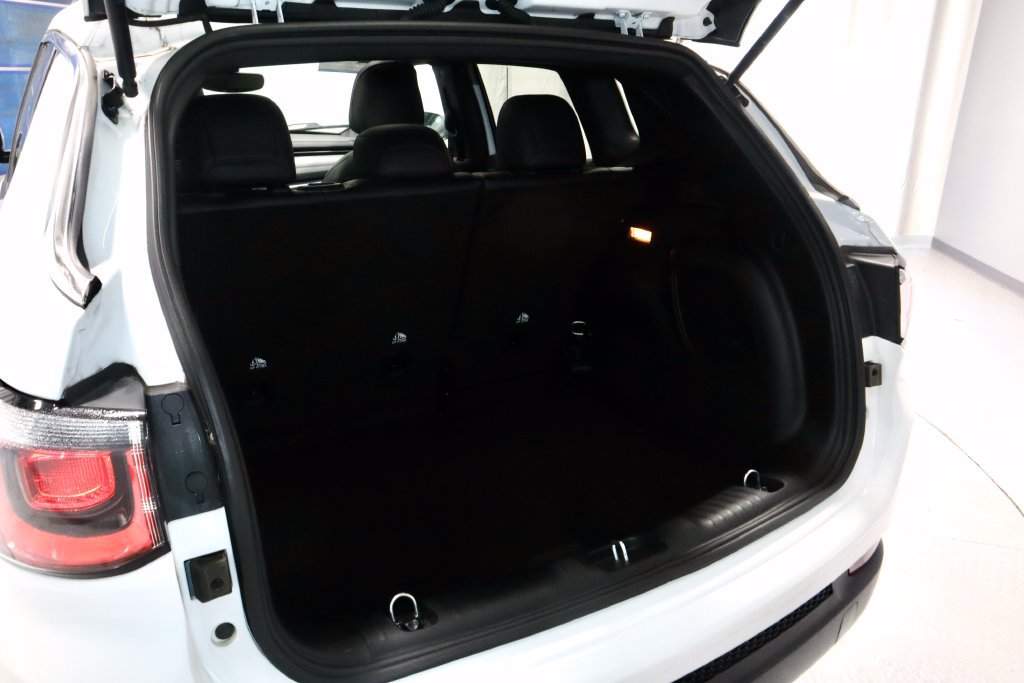 Used 2024 Jeep Compass Latitude w/ Sun and Sound Group AWD/4WD image 12