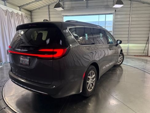 Used 2022 Chrysler Pacifica Touring-L FWD image 5