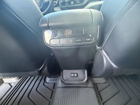 Used 2020 Toyota Highlander XLE image 16