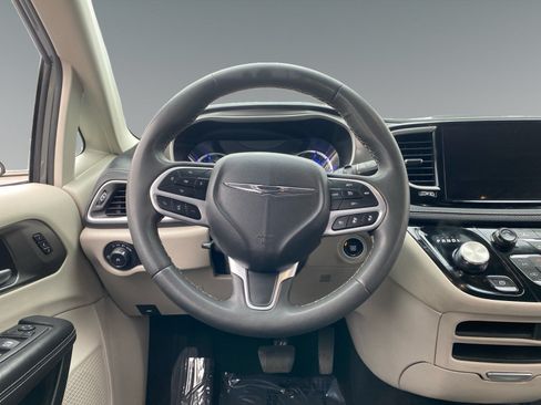 Used 2023 Chrysler Pacifica Touring-L FWD image 12