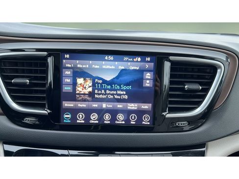 Used 2018 Chrysler Pacifica Touring-L Plus w/ Tire & Wheel Group image 18