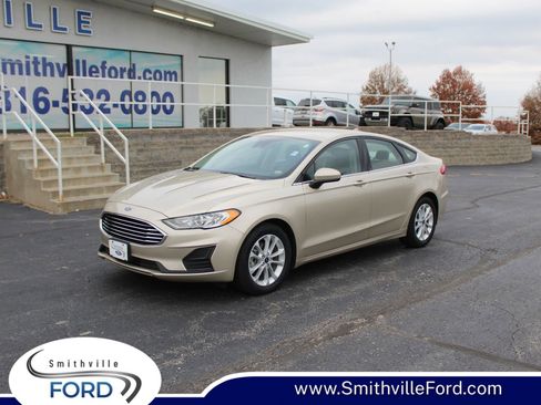 Used 2019 Ford Fusion SE image 1
