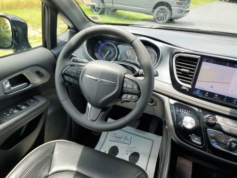 Used 2026 Chrysler Pacifica Limited w/ S Appearance Package FWD image 18
