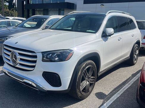 Used 2025 Mercedes-Benz GLS 450 4MATIC image 3