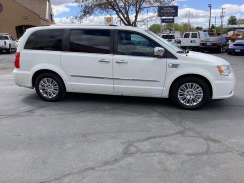 Used 2012 Chrysler Town & Country Limited image 11