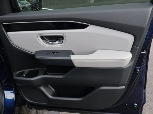 Certified 2025 Honda Pilot Touring image 11