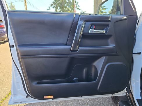 Used 2024 Toyota 4Runner TRD Off-Road Premium image 9