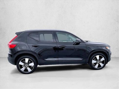 Used 2021 Volvo XC40 T4 Momentum w/ Premium Package image 5