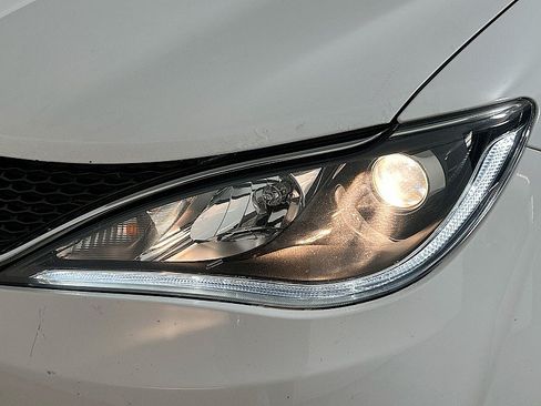 Used 2017 Chrysler Pacifica Touring-L FWD image 32