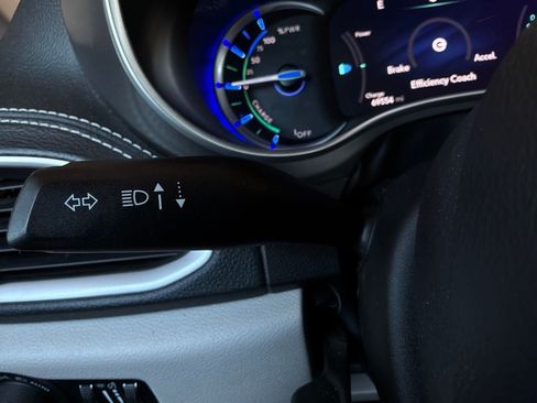 Used 2023 Chrysler Pacifica Touring-L FWD image 45