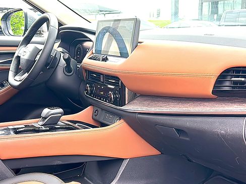 Used 2025 Nissan Rogue Platinum w/ Tech Package image 22