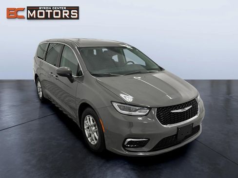 Used 2023 Chrysler Pacifica Touring-L image 7